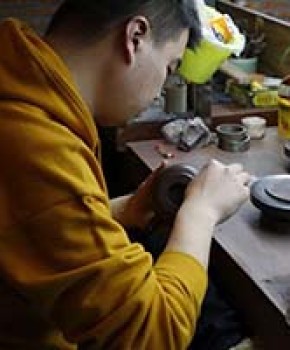 紫砂壶工艺师鲍明名家照片