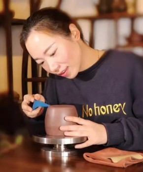 紫砂壶工艺师刘届飞名家照片