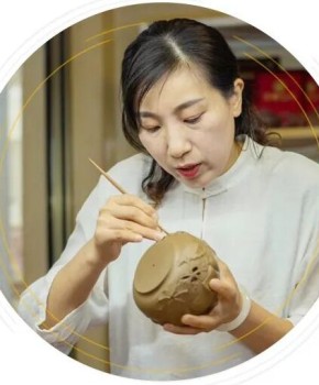 紫砂壶工艺师嵇芳名家照片