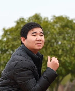 紫砂壶工艺师裴龙洋名家照片