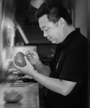 紫砂壶工艺师韩辉名家照片