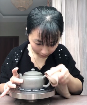 紫砂壶工艺师胡姣姣名家照片