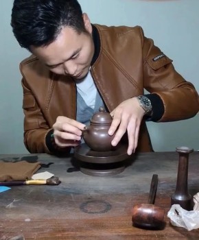 紫砂壶工艺师谢兵名家照片