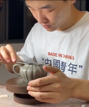 紫砂壶工艺师周聪名家照片