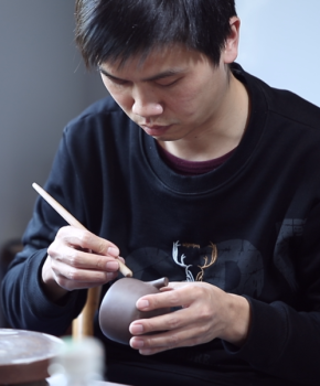 紫砂壶工艺师江厚东名家照片