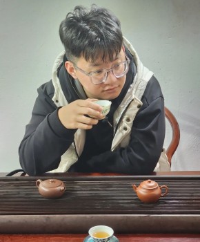 紫砂壶工艺师刘嘉盛名家照片
