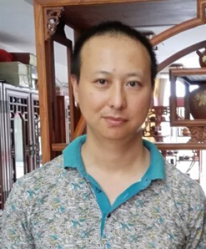 紫砂壶工艺师周荣华名家照片