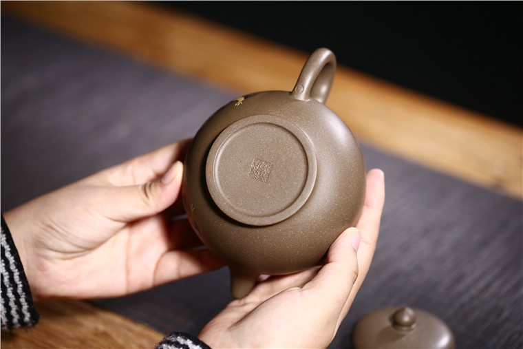 许响新作品 双狮戏球