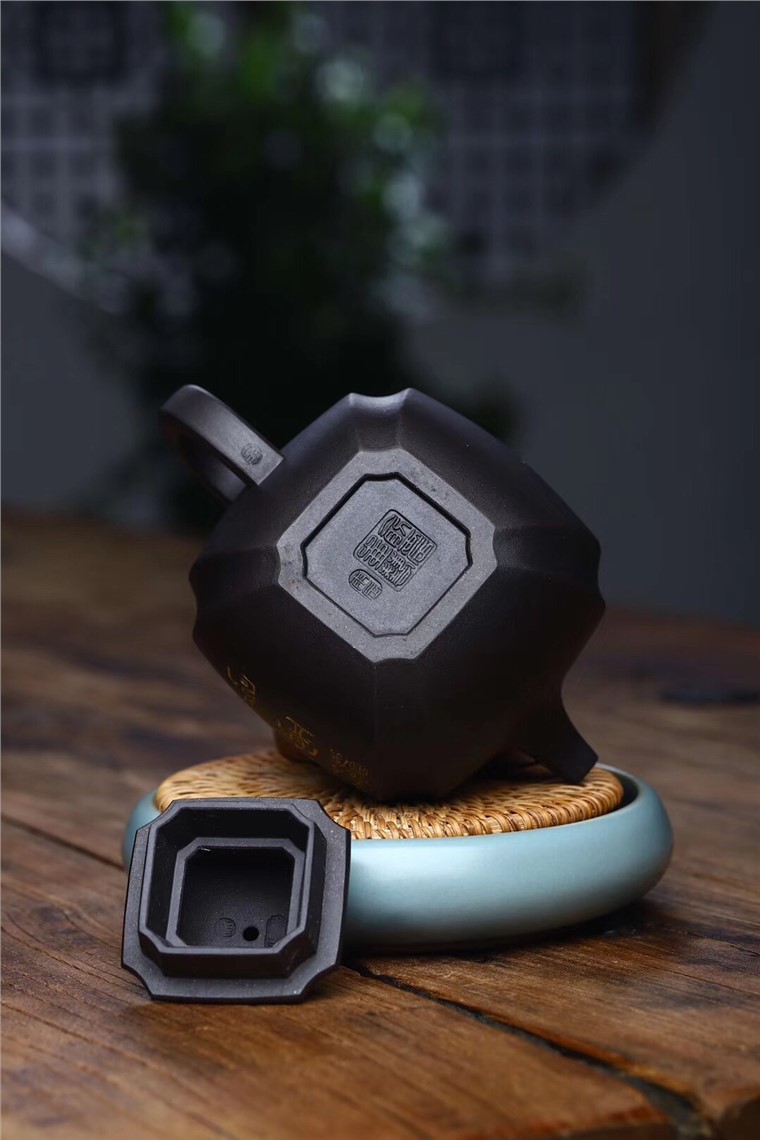 俞震作品 抽角掇球