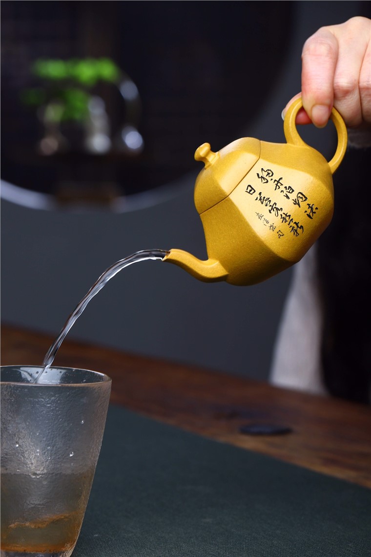 许俊作品 六方梨壶