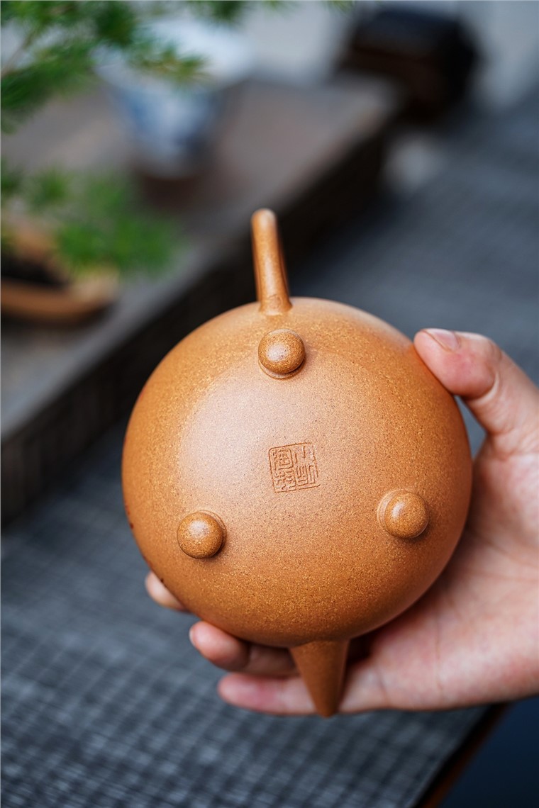陈小明作品 三足水平