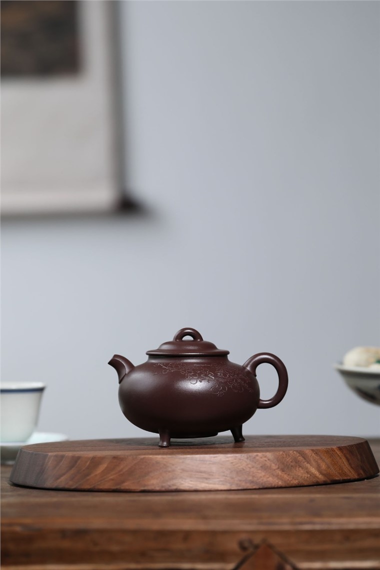 王正俗作品 三足圆鼎图片