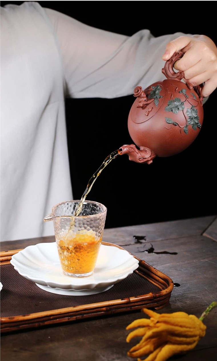 蒋惠娟作品 松鼠葡萄