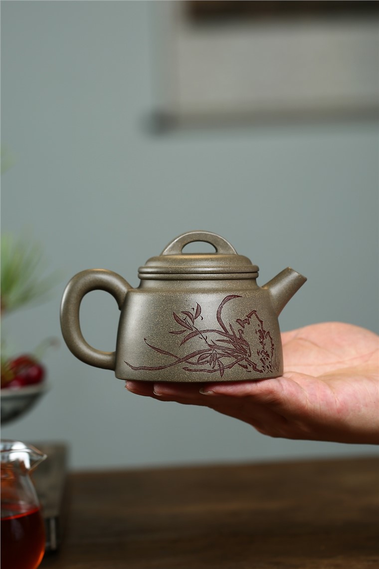 戚志君作品 兰花古钟图片
