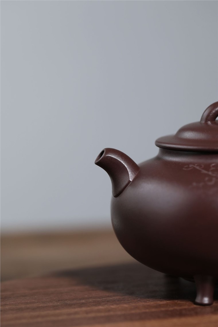 王正俗作品 三足圆鼎图片