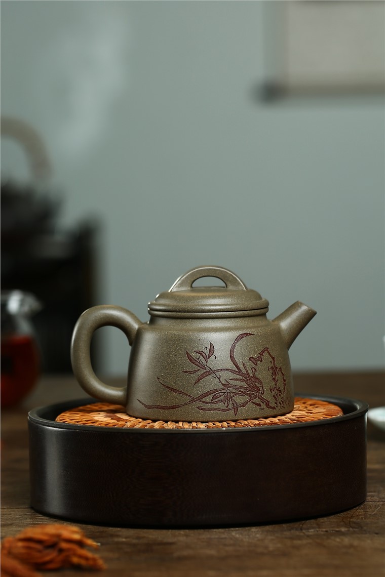 戚志君作品 兰花古钟图片