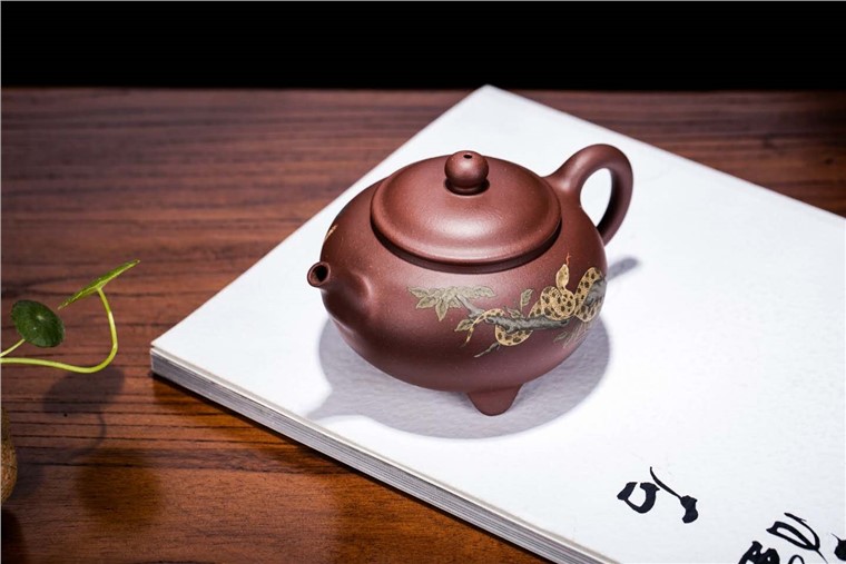 尹燕芳作品 三足含香图片