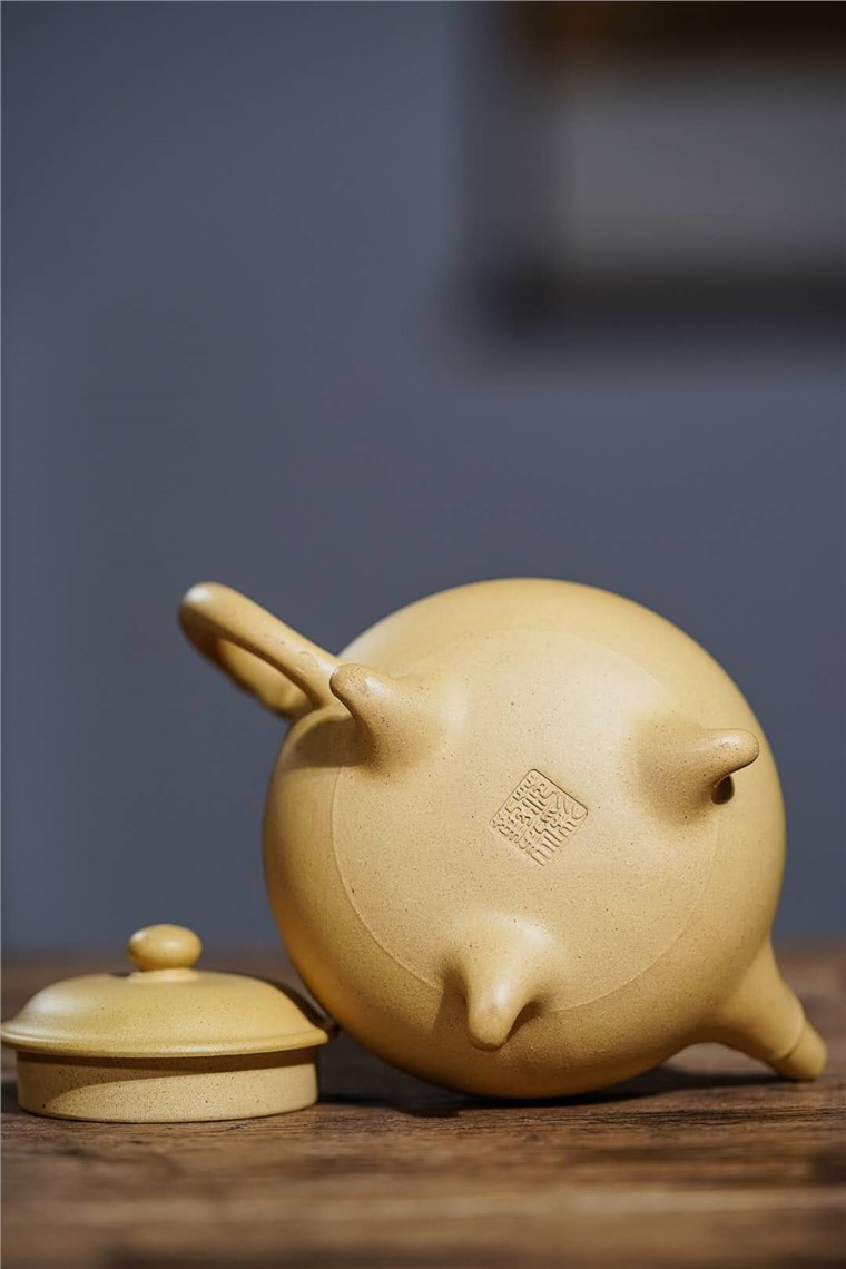 范彩勤作品 三足龙韵图片