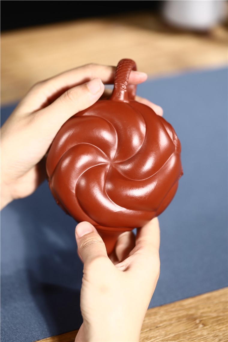 张国伟作品 鱼化龙