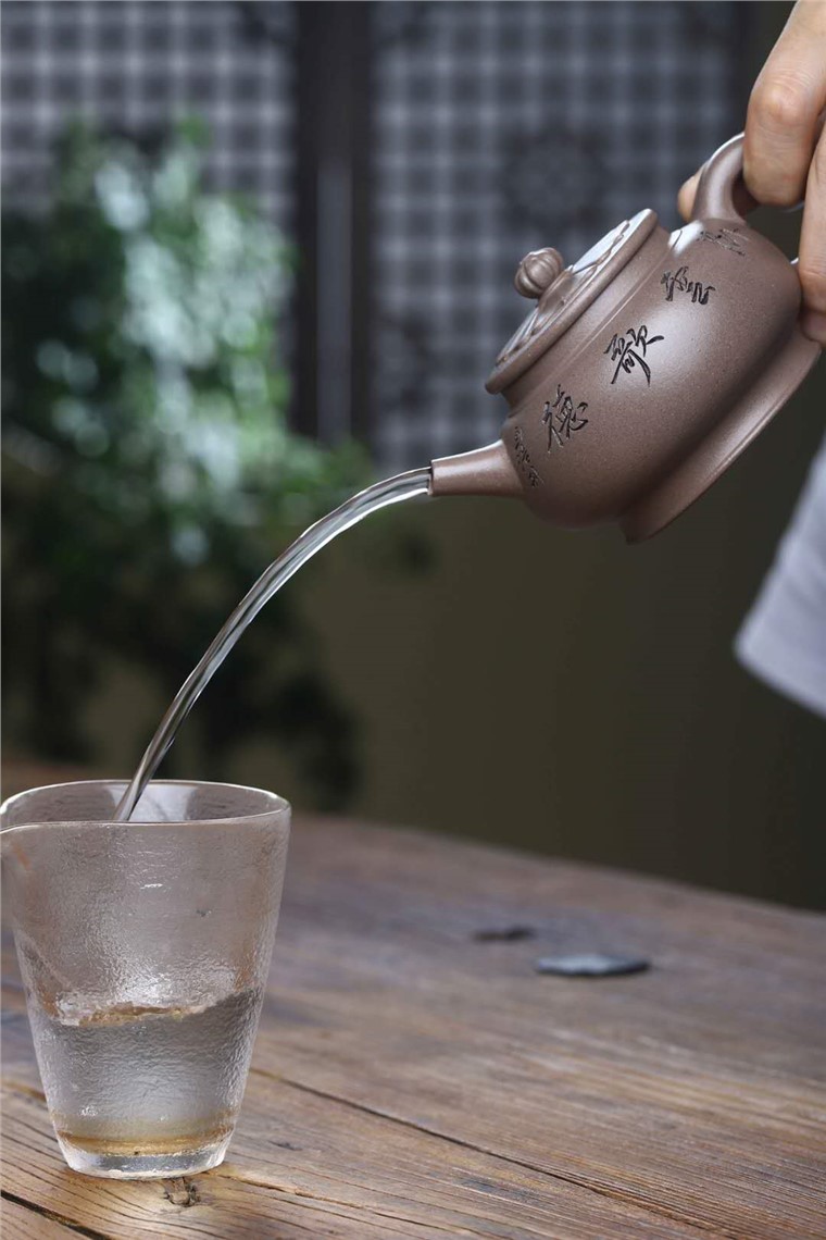 范小中作品 卧云壶