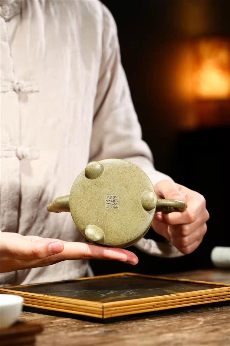 姚玲香作品 三足螭龙