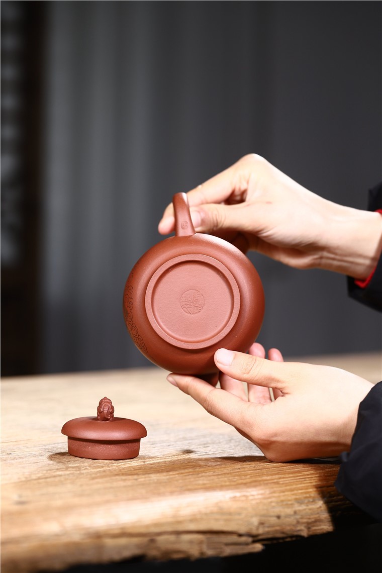 周莹作品 灵龙纳福