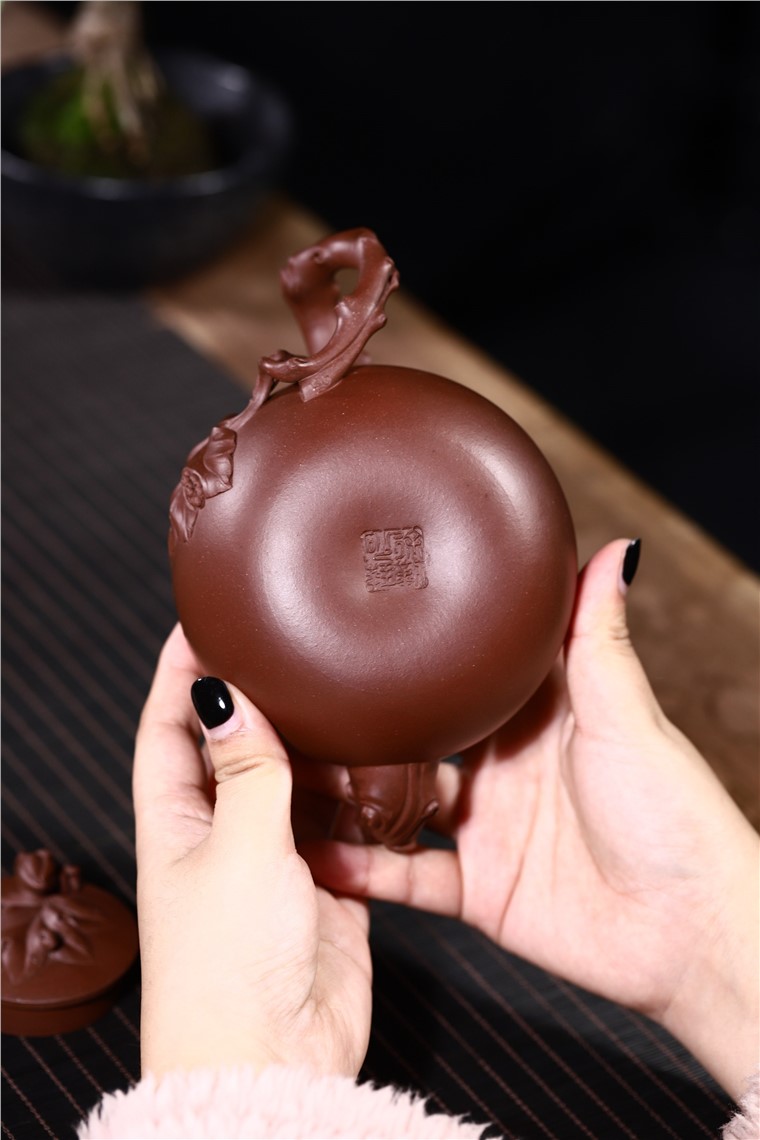 徐勤作品 松鼠葡萄