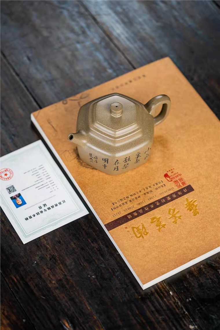 许华芳作品 六方德钟
