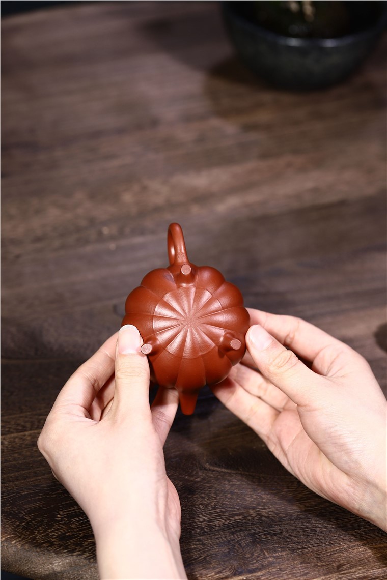 徐勤作品 三足菊囊