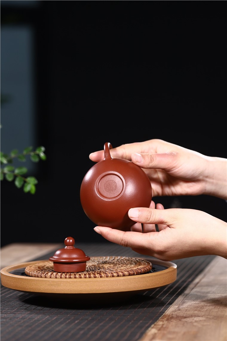 吴暗华作品 掇球