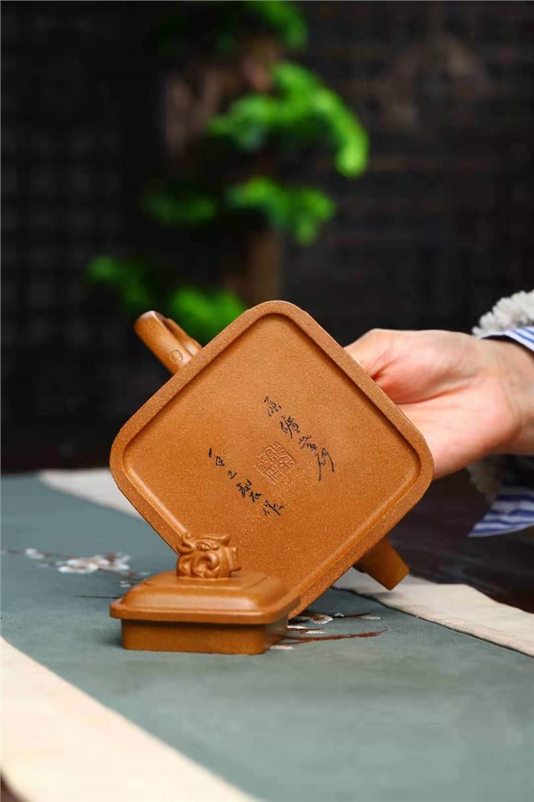 郭余华作品 龙尊