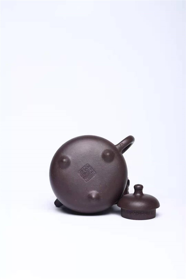 狄新陶作品 三足乳鼎