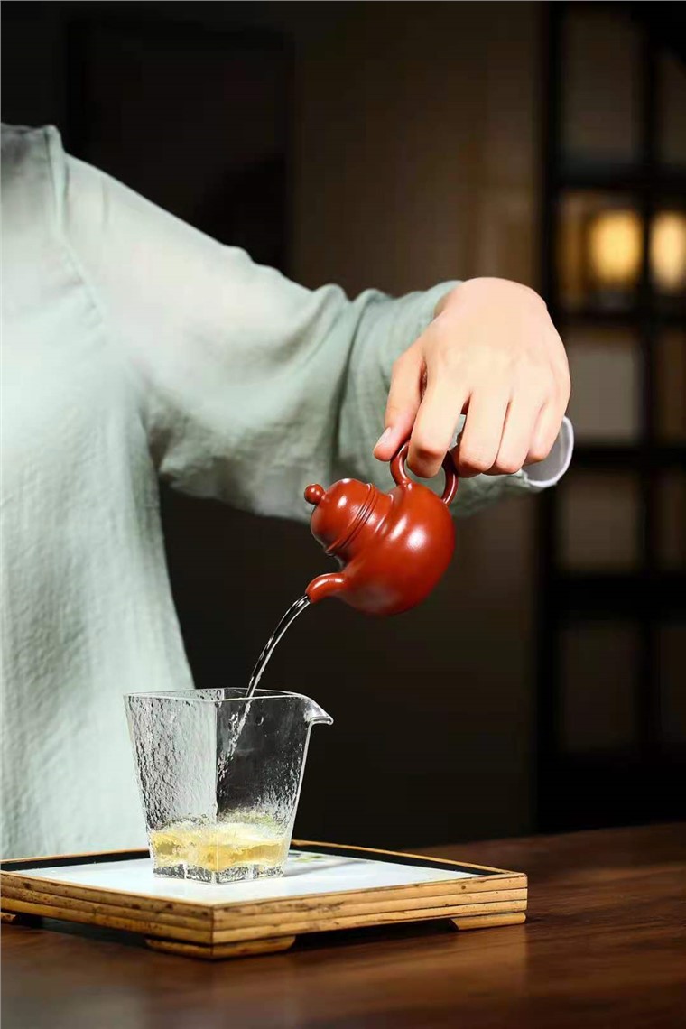 龚南亚作品 掇球