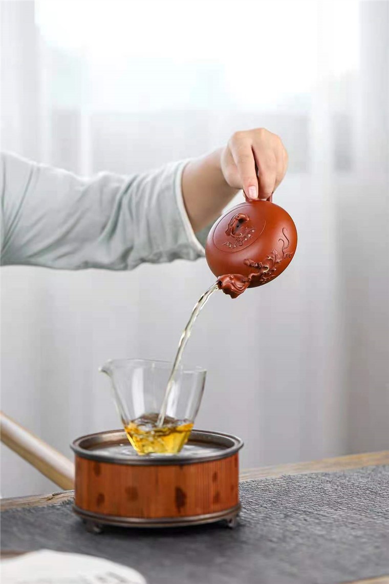 范微琴作品 松鼠葡萄