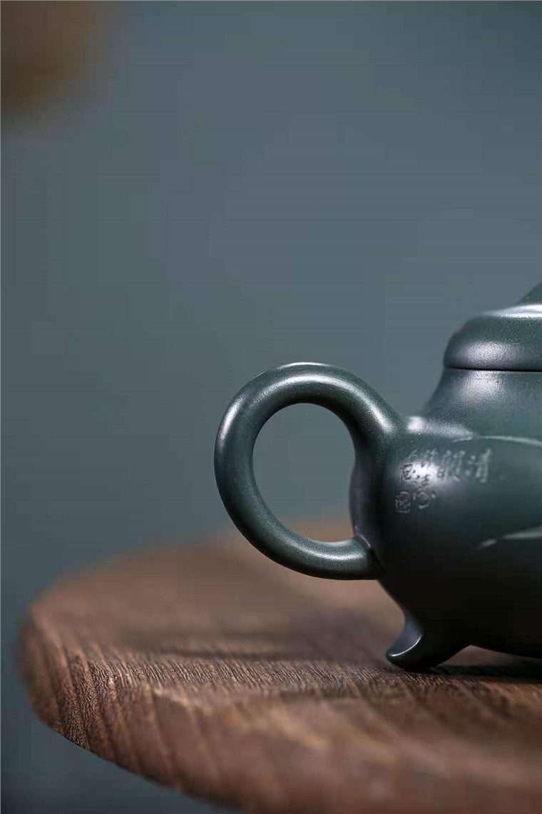范微琴作品 三足石瓢图片