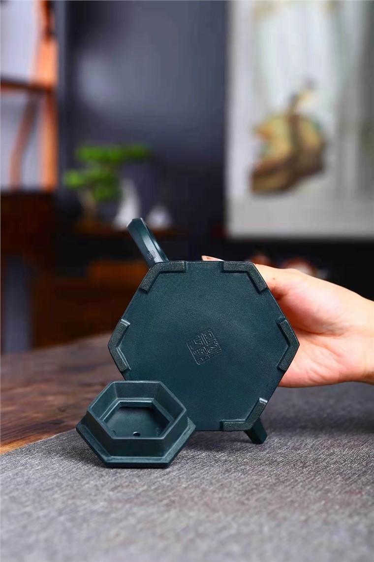 何其仙作品 六方金钟