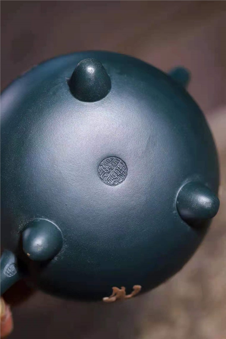 王岳龄作品 三足祥云