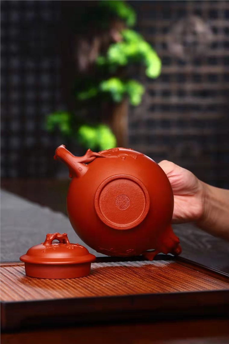 何其仙作品 梅报春套壶