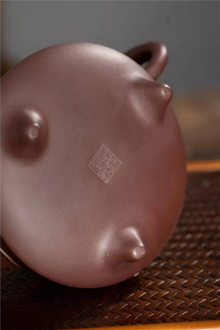 范微琴作品 三足龙玺