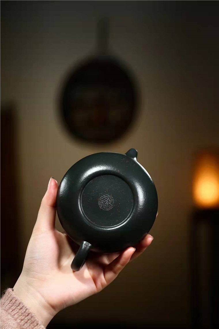 彭玉兰作品 大口扁腹图片