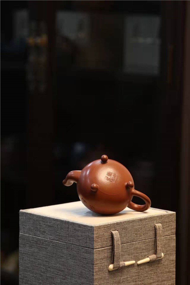 华小青作品 三足玉鼎