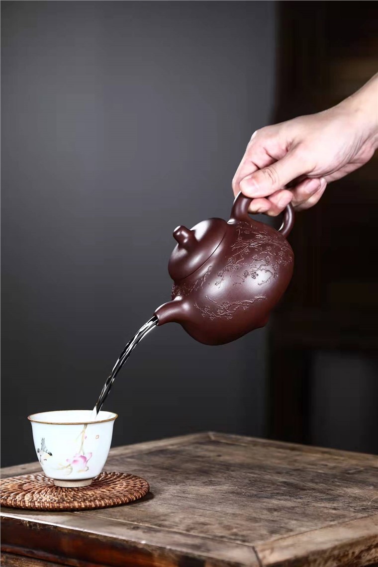 葛惠琴作品 墨梅乳丁