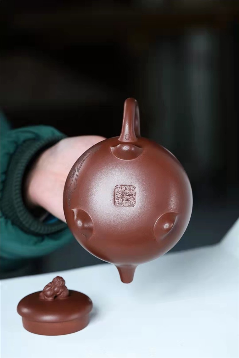 王岳龄作品 狮球