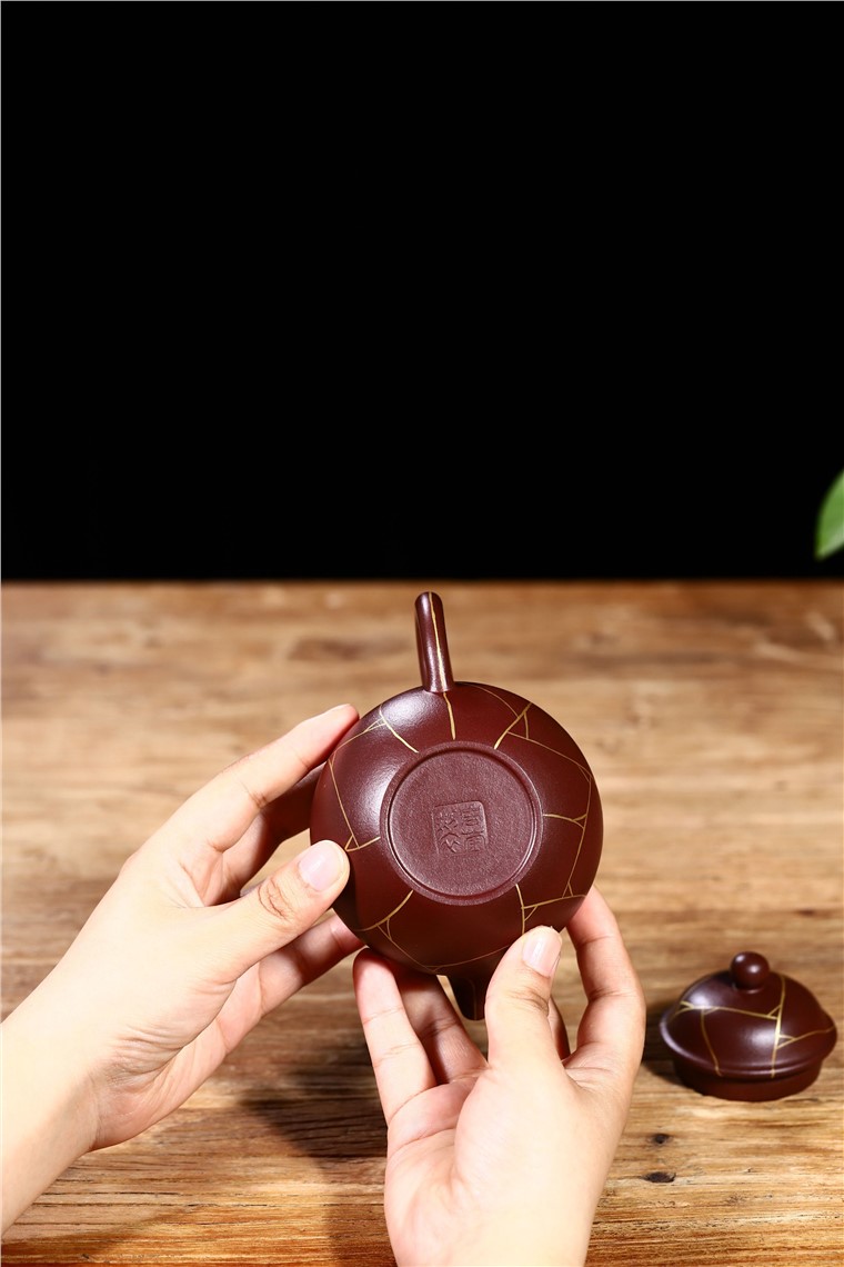 周莹作品 金纹掇球