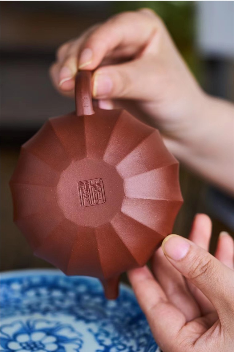李霞作品 菱云壶图片