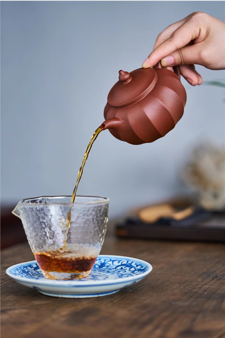 李霞作品 菱云壶