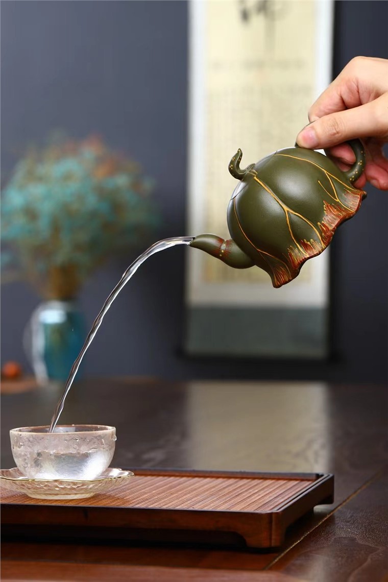 鲍明亚作品 荷叶壶