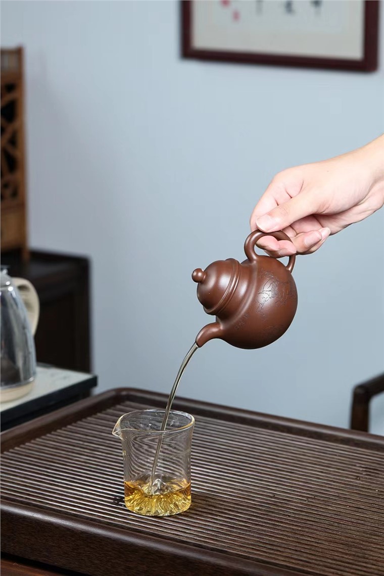 吴燕群作品 掇球