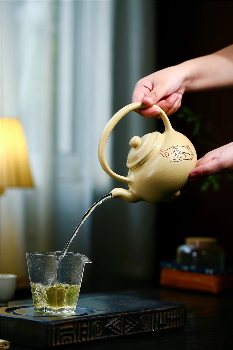 许爱萍作品 圆珠提梁