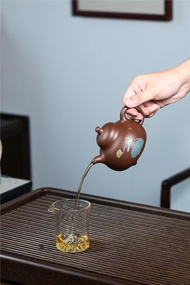 吴燕群作品 三足乳鼎